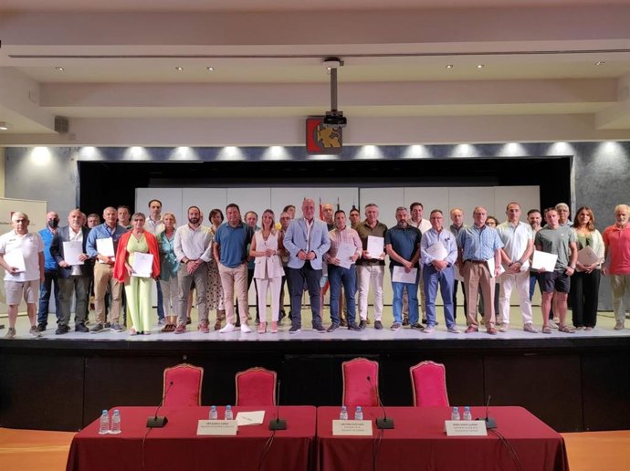 El presidente de la Diputación de Córdoba, Antonio Ruiz (centro), junto a los beneficiarios de los convenios en materia deportiva.