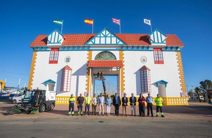Autoridades en la portada del recindo de las Fiestas Colombinas de Huelva.