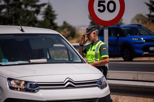 Un agente de la Guardia Civil para a un vehículo durante un control en la autovía A-5, en la primera operación salida del verano de 2022, a 1 de julio de 2022, en Madrid (España). El dispositivo desplegado por la Dirección General de Tráfico (DGT) para la