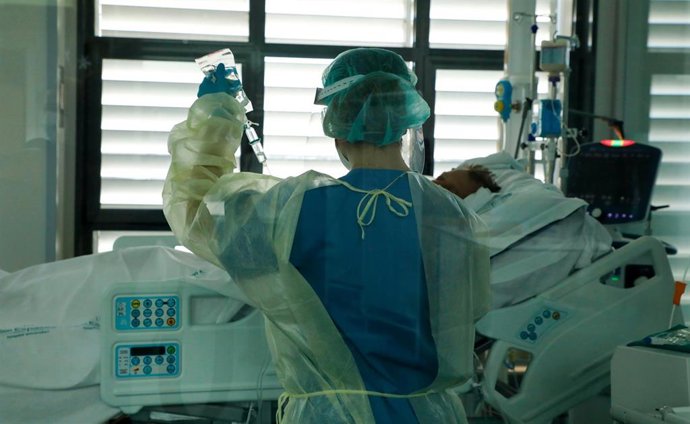 Archivo - 27 December 2021, Spain, Palma: A nurse cares for a patient in the intensive care unit of the main hospital Son Espases for coronavirus patients. Photo: Clara Margais/dpa