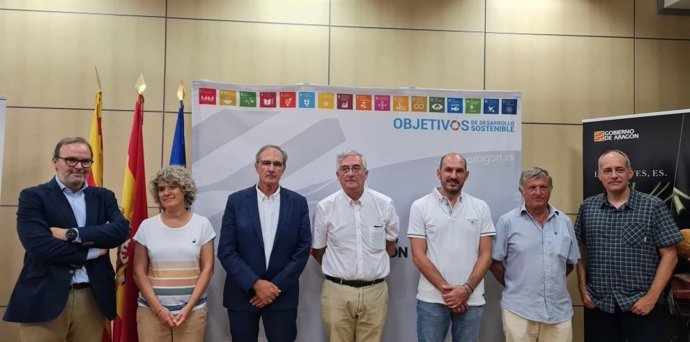 Foto de familia tras la firma del convenio entre el Departamento de Medio Ambiene y la FAM