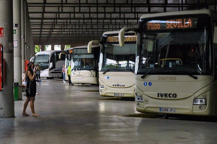 Archivo - Sevilla.-Más de 810.000 viajeros utilizan los autobuses metropolitanos para desplazarse hasta la Feria