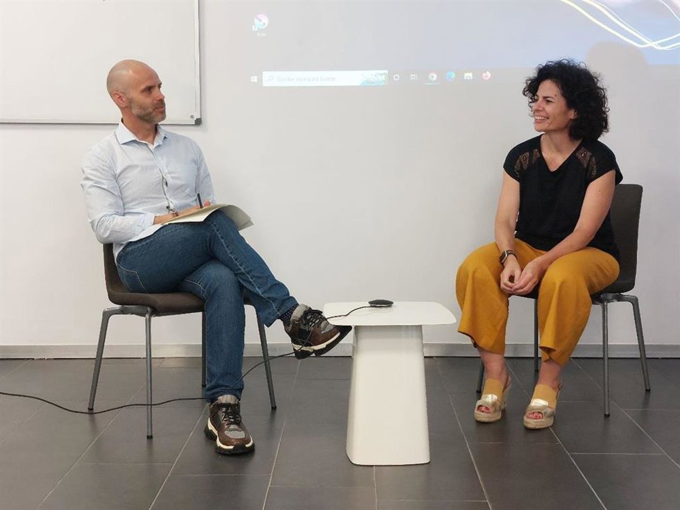 Una de las sesiones del curso con el periodista Adolfo Zarandieta y la directora de CEPSA Química, Esther González.