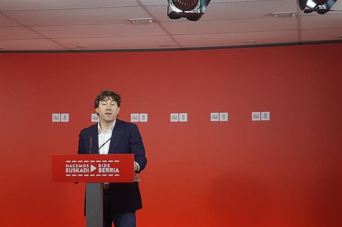 Archivo - El secretario general del PSE, Eneko Andueza, en rueda de prensa en Bilbao.