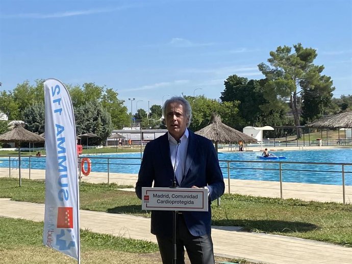 El consejero de Sanidad de la Comunidad de Madrid, Enrique Ruiz Escudero, en un acto de demostración del SUMMA 112 en el Parque Deportivo Puerta del Hierro (Madrid).