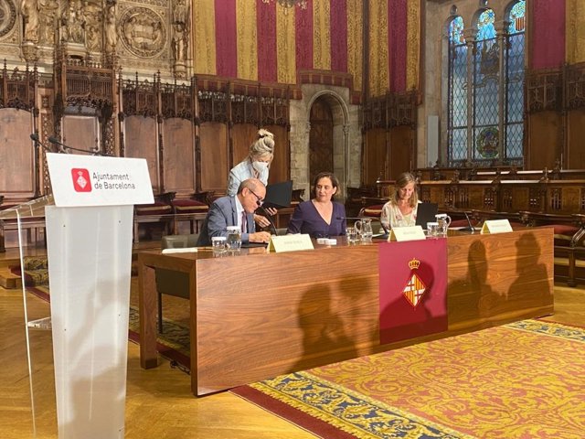 El consejero delegado del ICF, la alcaldesa de Barcelona y la directora general de Negocios del ICO firman un convenio para financiar 1.000 viviendas sociales