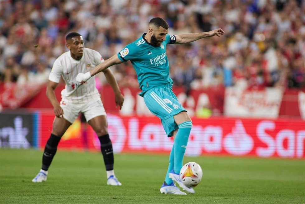 Archivo - El delantero francés Karim Benzema, jugador del Real Madrid, en un partido contra el Sevilla en el Ramón Sánchez Pizjuán de LaLiga Santander.