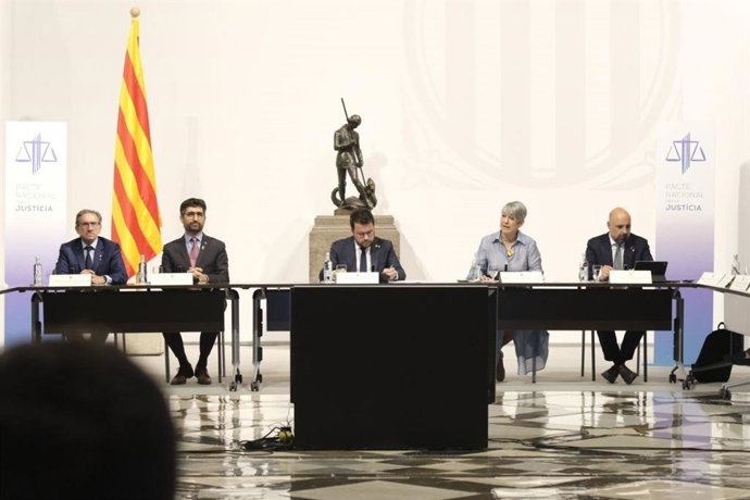 Imagen del presidente de la Generalitat, Pere Aragons, y la consellera de Justicia, Lourdes Ciuró