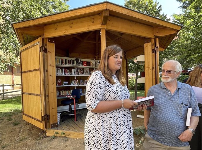 MArtín (I) con el estadounidense que  ha donado 150 ejemplares de su diccionario de numismática.