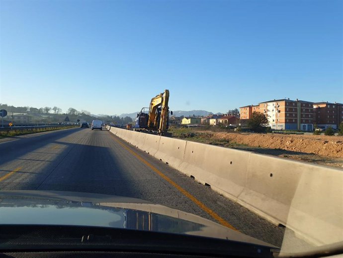 Archivo - Obras del tercer carril de la autopista 'Y'.