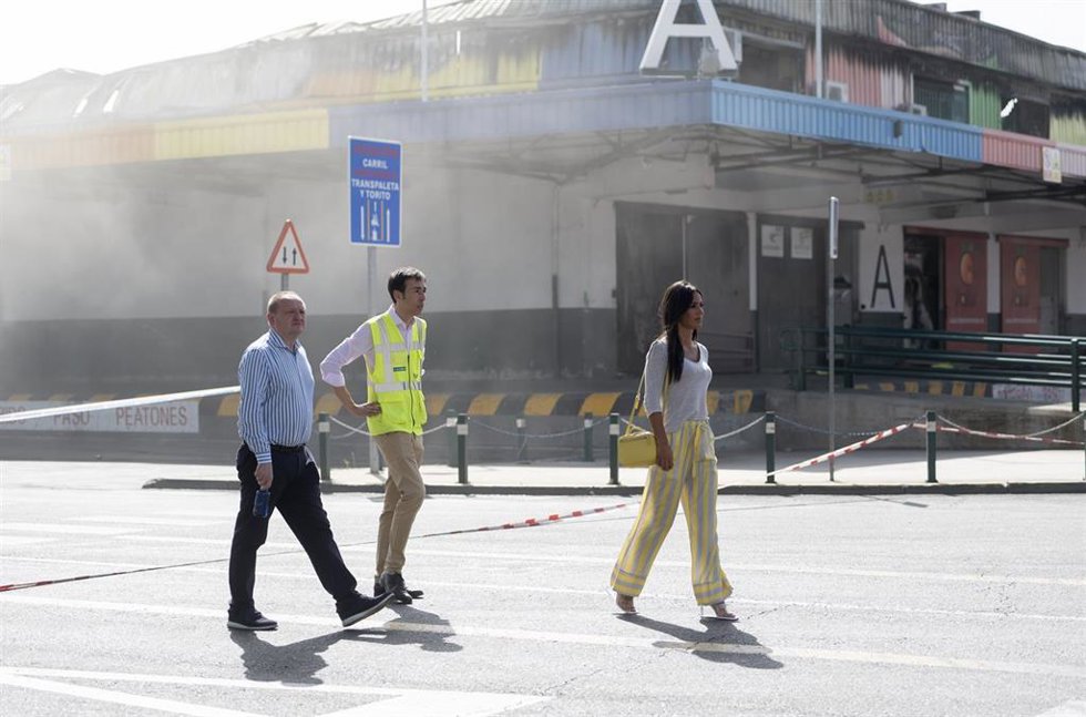 El director general de Mercamadrid, David Chica Marcos (c), y la vicealcaldesa de Madrid, Begoña Villacís, durante su visita a la nave de frutas de Mercamadrid que sufrió un incendio el pasado 23 de julio 