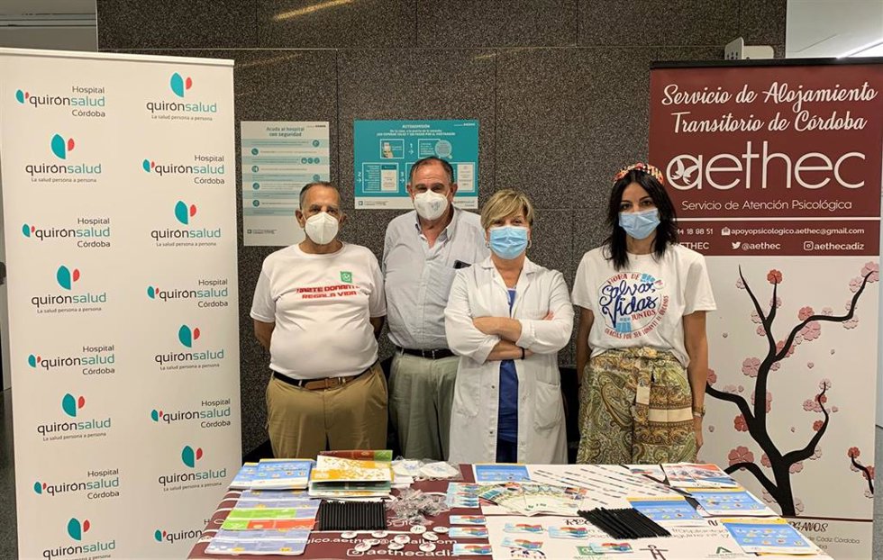 La doctora Isabel Quero junto a representantes de la asociación Aethec.