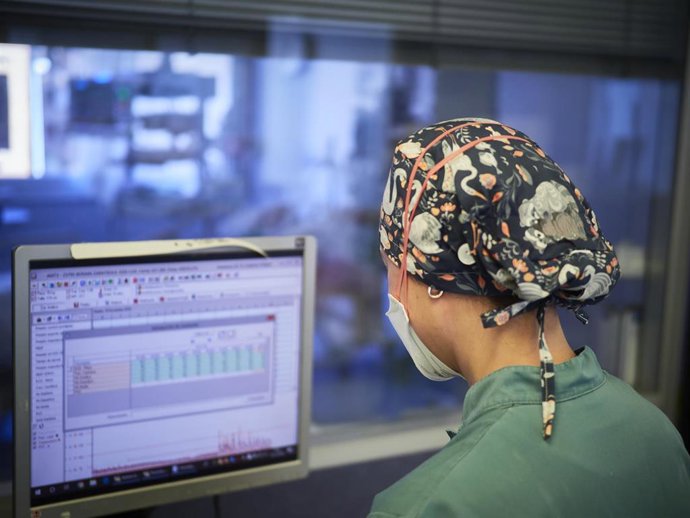 Archivo - Una enfermera observa un ordenador, en una foto de archivo.  