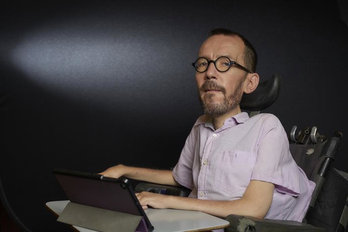 El portavoz de Unidas Podemos en el Congreso de los Diputados, Pablo Echenique, posa para Europa Press en la Cámara Baja.