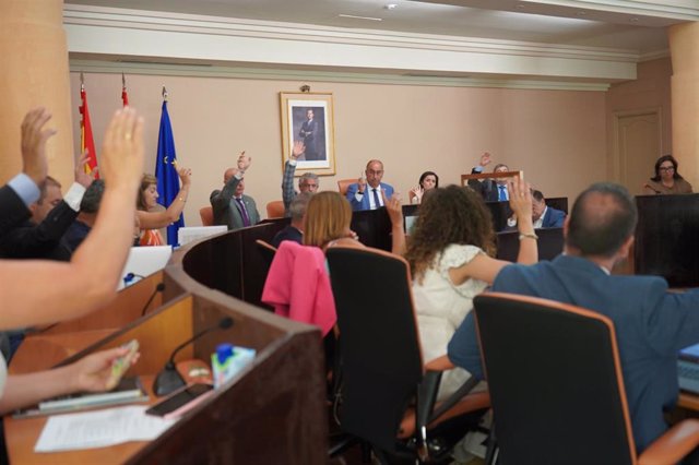 Un momento de votación en el Pleno de la Diputación de Segovia.
