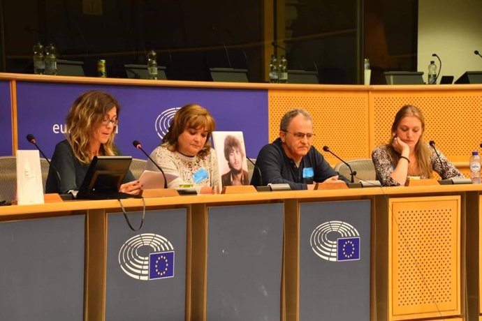 La periodista Olivia Carballar (a la izquierda) en una intervención en el Parlamento europeo junto a familiares de víctimas.