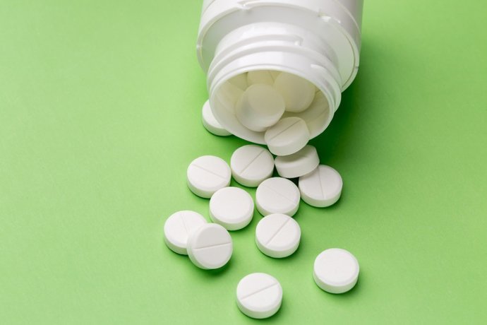 Archivo - Round white pills and plastic pill bottle