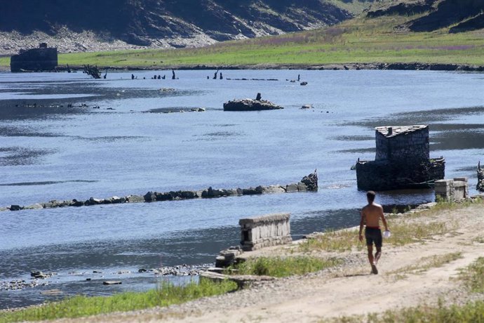 Un hombre camina junto al Rio Miño, a 27 de julio de 2022, en Lugo, Galicia, (España). La costa gallega lleva en prealerta por sequía meteorológica desde el pasado 7 de febrero. Además, los embalses españoles están al 45,3% de su capacidad; es decir, 20