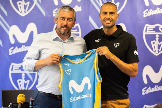 El técnico Javier Rodríguez en su presentación como nuevo entrenador del Movistar Estudiantes para la temporada 2022-23 junto al presidente del club, Ignacio Triana.
