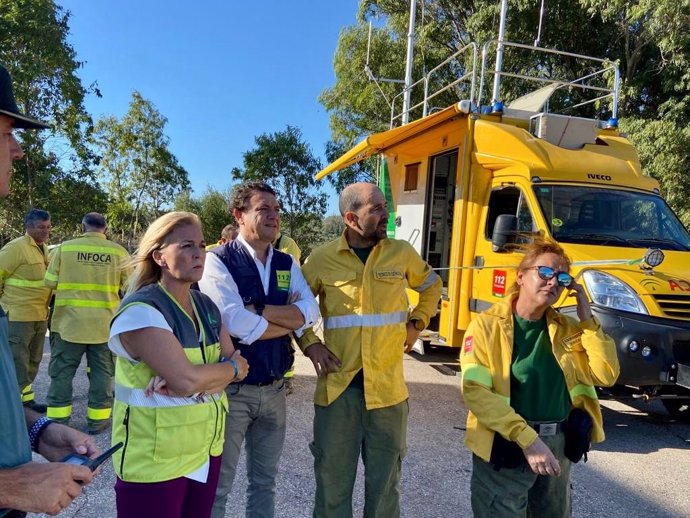 Daniel Sánchez y Eva Pajares junto a los agentes de medio ambiente en el incendio de San Roque.