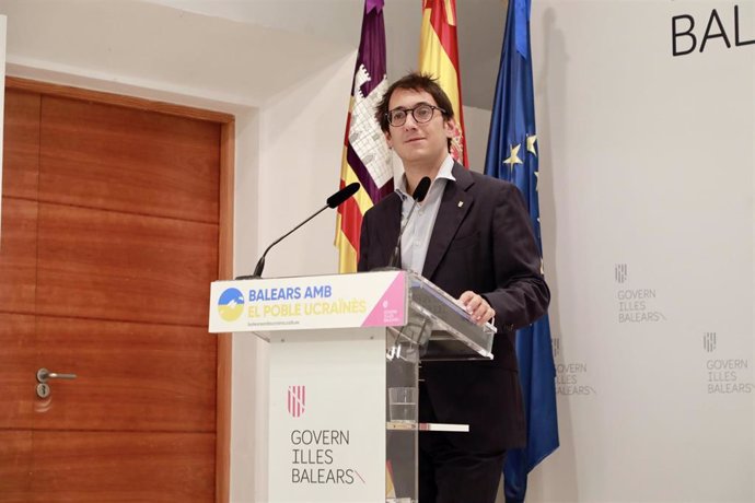 Archivo - El portavoz del Govern y conseller de Modelo Económico, Turismo y Trabajo, Iago Negueruela, en rueda de prensa. 