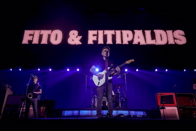 Archivo - Fito Cabrales, cantante de Fito & Fitipaldis durante un concierto en el Wizink Center