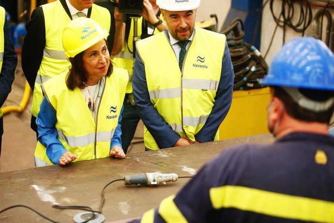 La ministra de Defensa, Margarita Robles, supervisa junto al  director de los astilleros en la Ría de Ferrol, Eduardo Dobarro, la construcción de la primera de las fragatas que integran el programa F-110, en Navantia Ferrol, a 28 de julio de 2022, en Fe