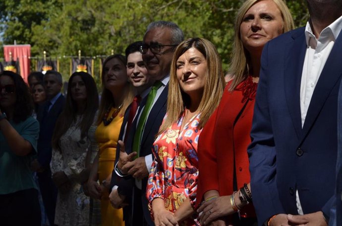 La presidenta del PP de Cantabria, María José Sáenz de Buruaga (segunda por la derecha), en el Día de las Instituciones en Puente San Miguel (Reocín)