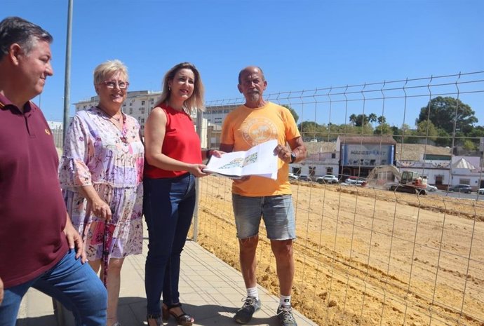 Acompañada por los delegados de Servicios Urbanos, José Antonio Montero, la alcaldesa de Alcalá de Guadaíra, Ana Isabel Jiménez, ha visitado las obras del nuevo parque.
