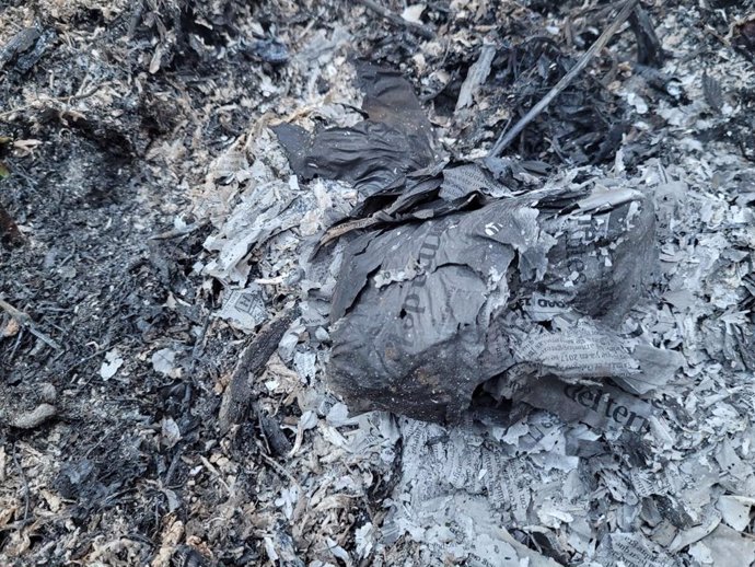 Papel de periódico quemado hallado en el distrito forestal Caldas-O Salnés (Pontevedra).
