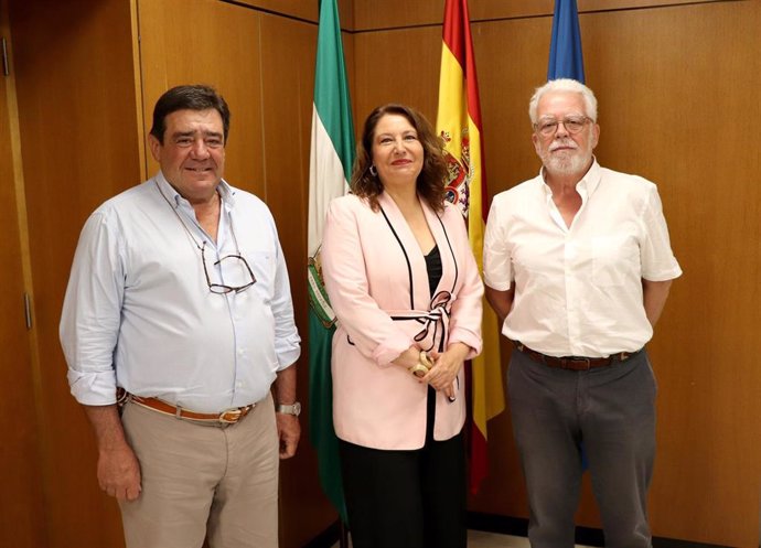 La consejera de Agricultura, Agua y Desarrollo Rural, Carmen Crespo; el secretario general de Agricultura, Ganadería y Alimentación, Vicente Pérez, y el presidente de la Asaja-Andalucía, Ricardo Serra