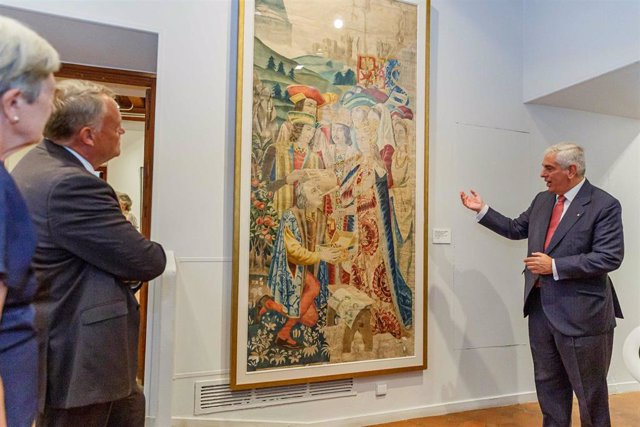 El director general de la Real Fábrica de Tapices, Alejandro Klecker de Elizalde; muestra los tapices durante la inauguración de la exposición ‘Real Fábrica de Tapices. 300 Años al servicio del Patrimonio Textil’, en el Torreón de Lozoya, a 28 de julio de