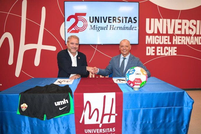 El rector de la Universidad Miguel Hernández (UMH) de Elche, Juan José Ruiz, y el presidente del Elche CF, Joaquín Buitrago, renuevan su acuerdo de colaboración.