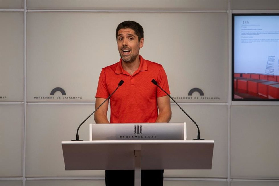 El portavoz de los comuns en el Parlament, David Cid, en una rueda de prensa.