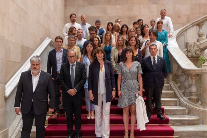 La ya expresidenta de la Cámara catalana, Laura Borrs en una fotografía de grupo con el expresidente de la Generalitat Quim Torra y los diputados de Junts en el Parlament, a 28 de julio de 2022.