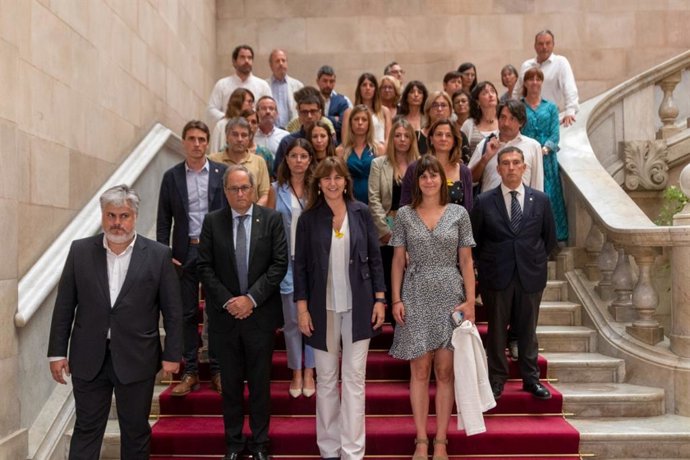 La ja expresidenta del Parlament Laura Borrs amb l'expresident de la Generalitat Quim Torra i els diputats de Junts 