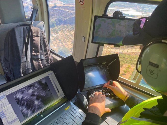 Los técnicos de Endesa están empleando en sus revisiones helicópteros.