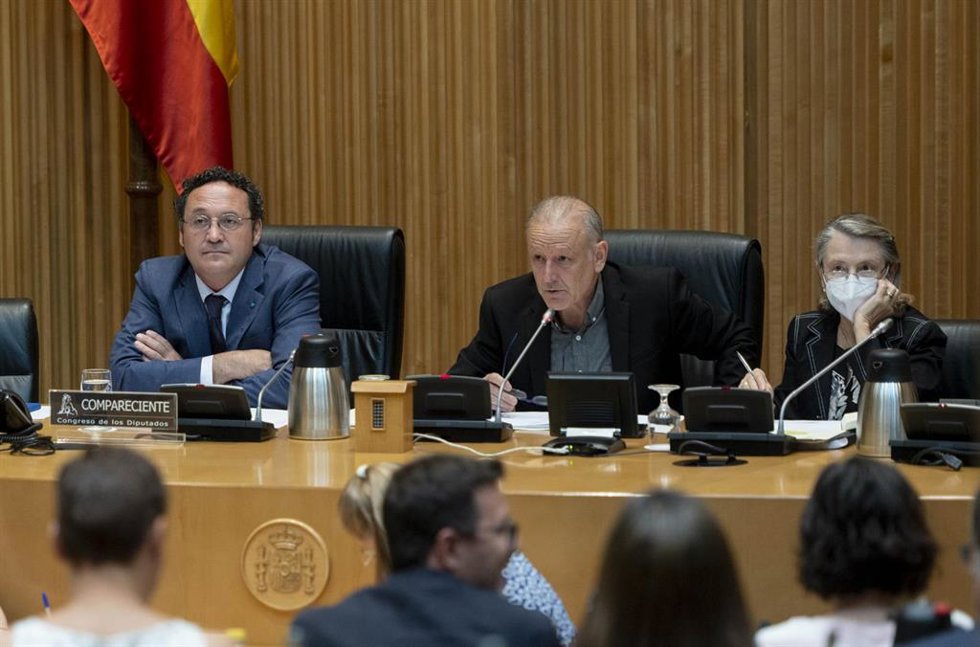 El candidato a fiscal general del Estado, Álvaro García Ortiz (i), comparece ante la Comisión de Justicia del Congreso de los Diputados, a 28 de julio de 2022, en Madrid (España).