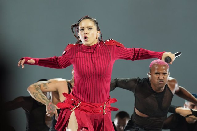 La cantante Rosalía durante su concierto en el Barakaldo Bizkaia Arena Bec, a 27 de julio de 2022. 