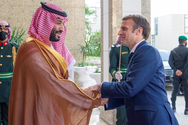 Archivo - El príncipe heredero saudí, Mohamed bin Salmán, y el presidente francés, Emmanuel Macron