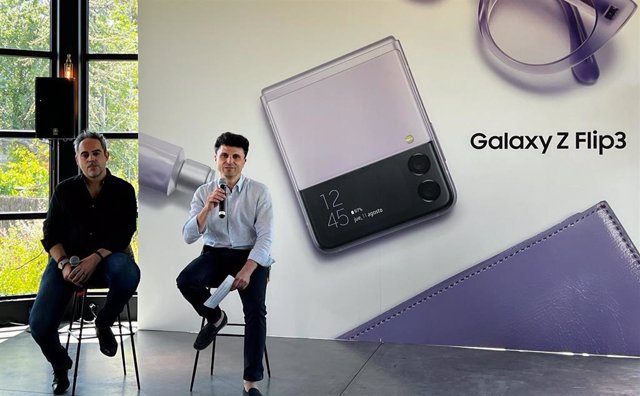 El director de Marketing de Mobilie Experience de Samsung España, Valentín Hernández (izq.) y el director de Negocio de Movilidad en Samsung España, David Alonso