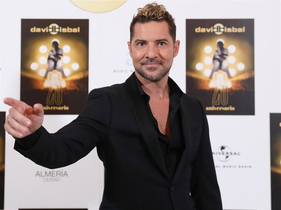El cantante David Bisbal posa durante un photocall antes de una rueda de prensa para celebrar sus 20 años de carrera, en el Teatro Real