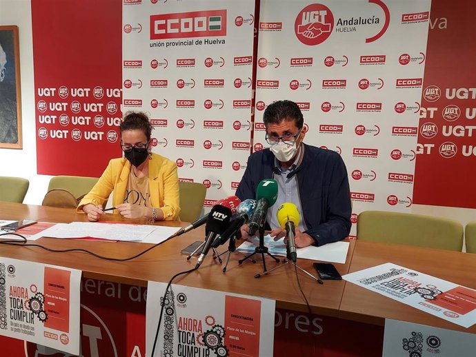 Archivo - El secretario general de UGT Huelva, Sebastián Donaire, y su homóloga de CCOO de Huelva, Julia Perea, en una imagen de archivo.