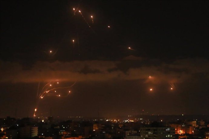 Archivo - El sistema de defensa aéreo israelí, conocido como Cúpula de Hierro, lanza misiles para derribar otros proyectiles lanzados desde Franja de Gaza