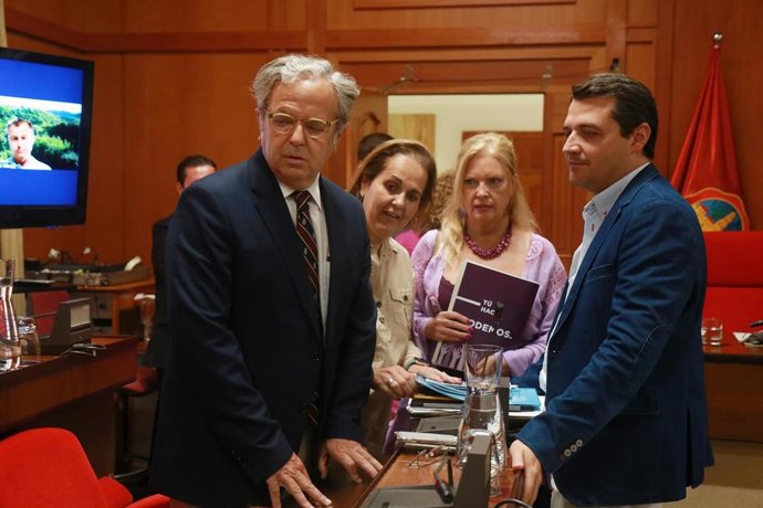Salvador Fuentes (izda.), en el Salón de Plenos, ante el alcalde, José Maria Bellido, y con Cristina Pedrajas, al fondo.