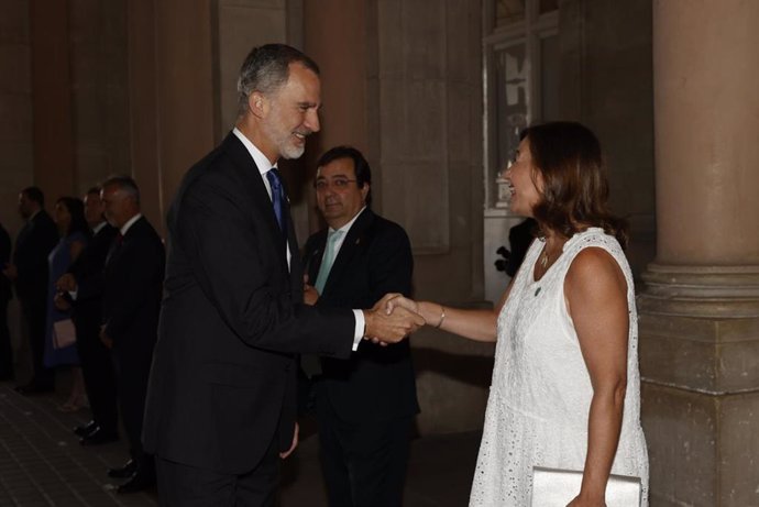 El rey Felipe VI saludando a la presidenta del Govern, Francina Armengol, en el acto de homenaje a las víctimas de la Covid