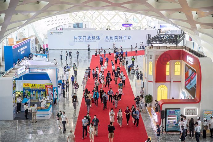 Attendees enter the 2nd China International Consumer Products Expo, which officially opened in Haikou, the capital of southern Chinas Hainan Province, on July 26.
