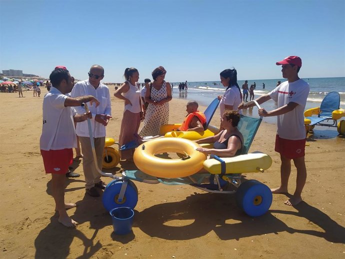 Usuarios de 'Un baño sin barreras' junto a voluntarios de Cruz Roja y autoridades.