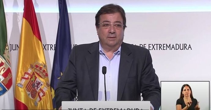 El presidente de la Junta de Extremadura, Guillermo Fernández Vara, anuncia las Medallas de Extremadura