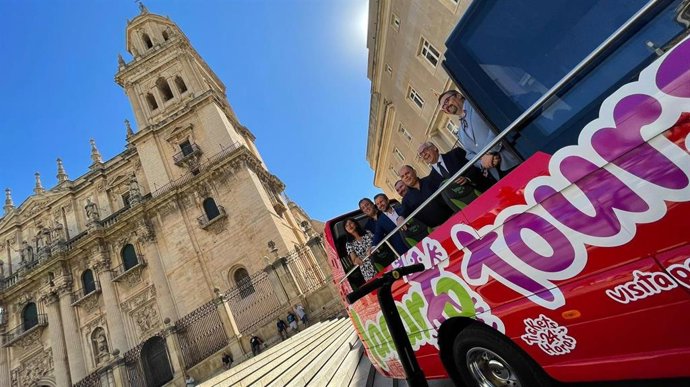 Presentación de la flota de autobuses turísticos.